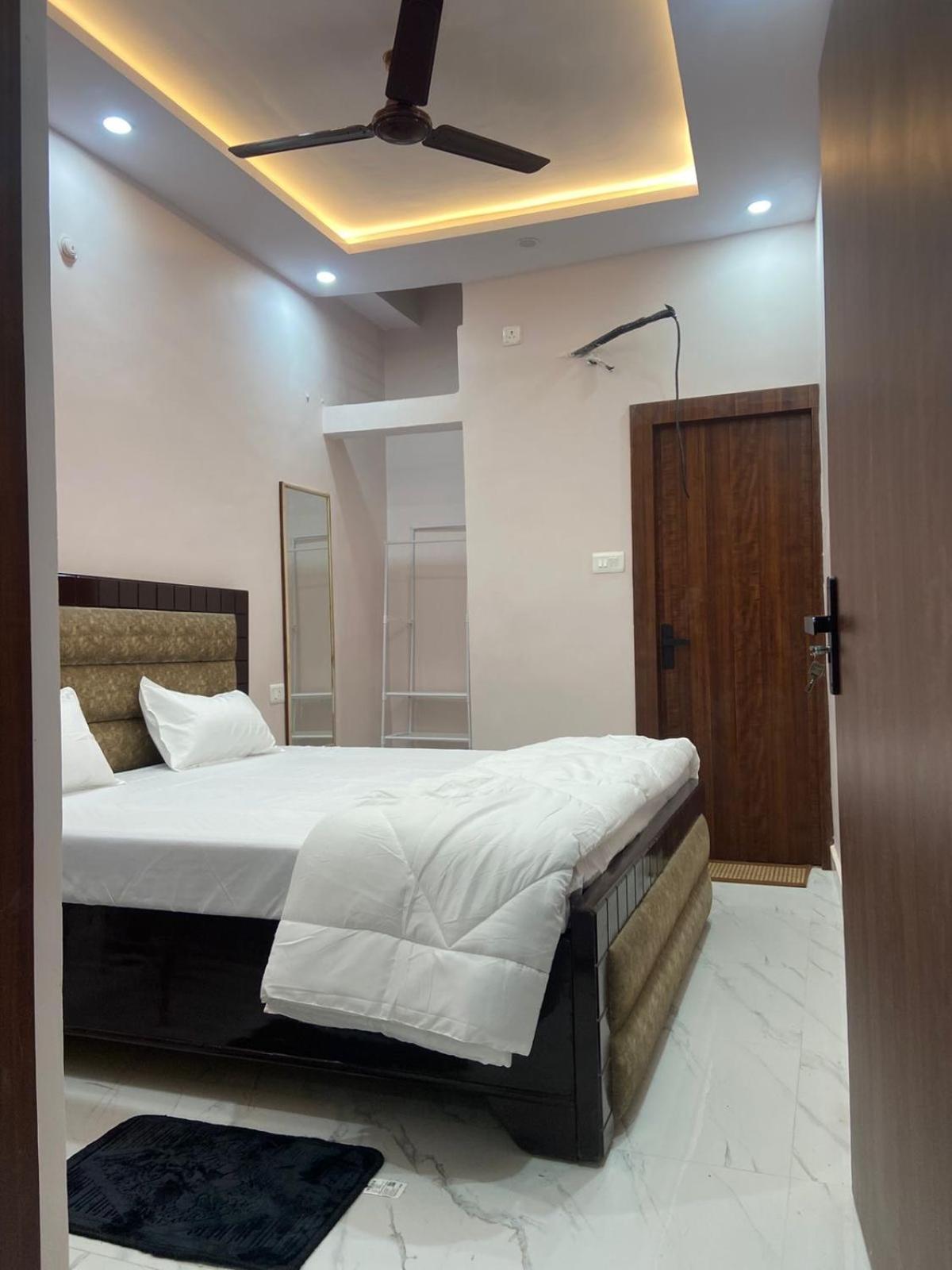 Nirmal Niwas Hotel - Varanasi — Photos 1